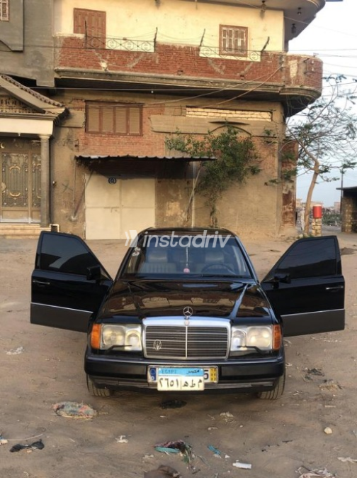 مرسيدس E 200 1991 أسود أوتوماتيك مستعملة للبيع في الدلنجات - 4