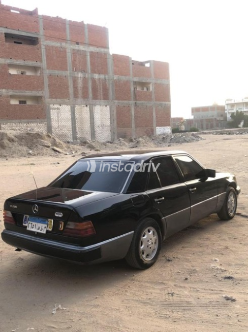 مرسيدس E 200 1991 أسود أوتوماتيك مستعملة للبيع في الدلنجات - 10