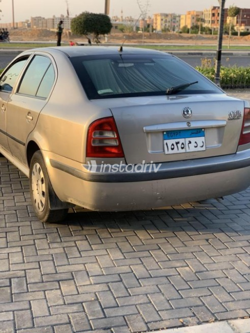 سكودا اوكتافيا A4 2008 ذهبي يدوي مستعملة للبيع في العاشر من رمضان - 2