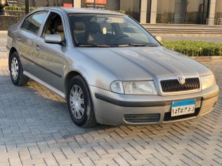 سكودا اوكتافيا A4 2008 ذهبي يدوي مستعملة للبيع في العاشر من رمضان
