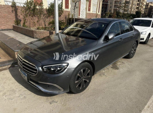 مرسيدس E 200 2021 رمادي غامق أوتوماتيك مستعملة للبيع في القاهرة - 2