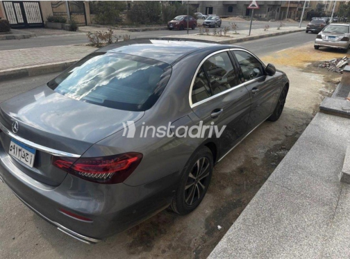 مرسيدس E 200 2021 رمادي غامق أوتوماتيك مستعملة للبيع في القاهرة - 4