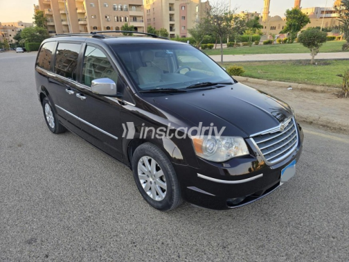 Chrysler Town & Country 2010 White Automatic Used for Sale in Al Shorouk - 2