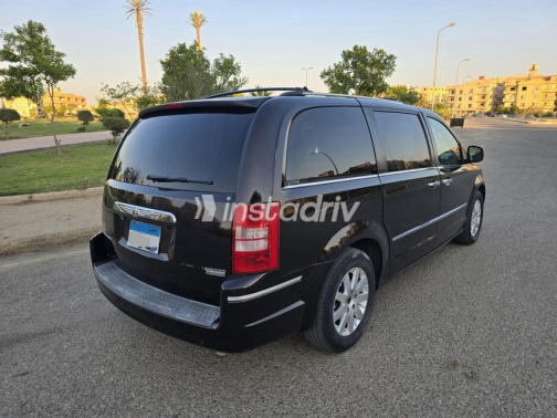 Chrysler Town & Country 2010 White Automatic Used for Sale in Al Shorouk - 3