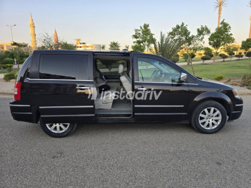 Chrysler Town & Country 2010 White Automatic Used for Sale in Al Shorouk - 4