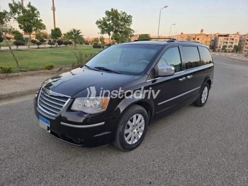 Chrysler Town & Country 2010 White Automatic Used for Sale in Al Shorouk - 5