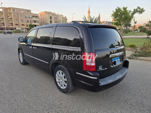 Chrysler Town & Country 2010 White Automatic Used for Sale in Al Shorouk - 6