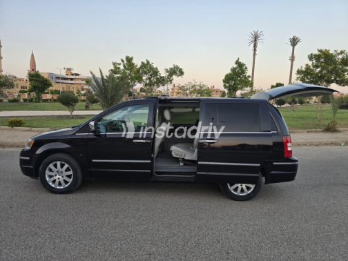 Chrysler Town & Country 2010 White Automatic Used for Sale in Al Shorouk - 7