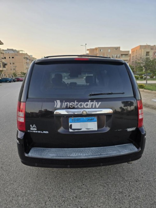 Chrysler Town & Country 2010 White Automatic Used for Sale in Al Shorouk - 8