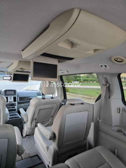 Chrysler Town & Country 2010 White Automatic Used for Sale in Al Shorouk - 9