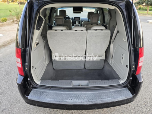 Chrysler Town & Country 2010 White Automatic Used for Sale in Al Shorouk - 10