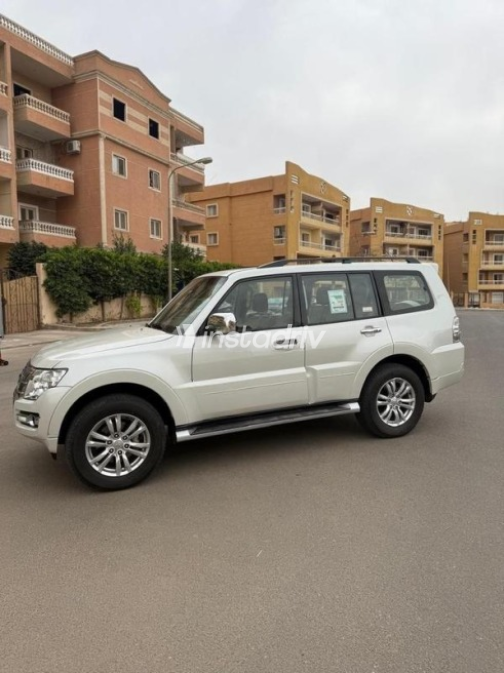 Mitsubishi Pajero 2022 Silver Automatic Used for Sale in Nasr city - 4