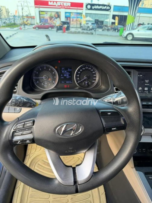 Hyundai Elantra 2019 Dark Blue Automatic Used for Sale in Cairo - 7