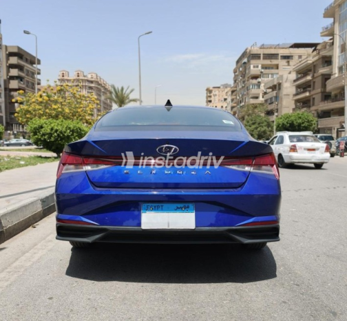 هيونداي إلنترا 2022 أزرق غامق أوتوماتيك مستعملة للبيع في مصر الجديدة - 2