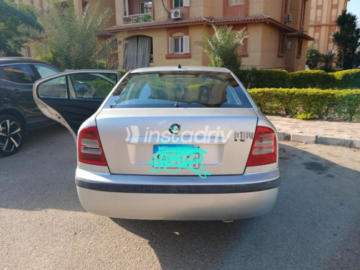 سكودا اوكتافيا A4 2004 فضي أوتوماتيك مستعملة للبيع في الشروق - 2