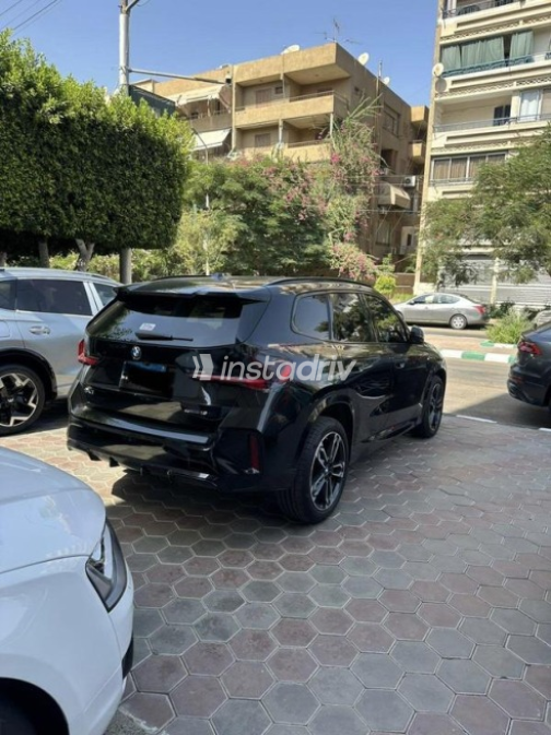 بي ام دبليو X1 2025 أسود أوتوماتيك مستعملة للبيع في القاهرة - 1