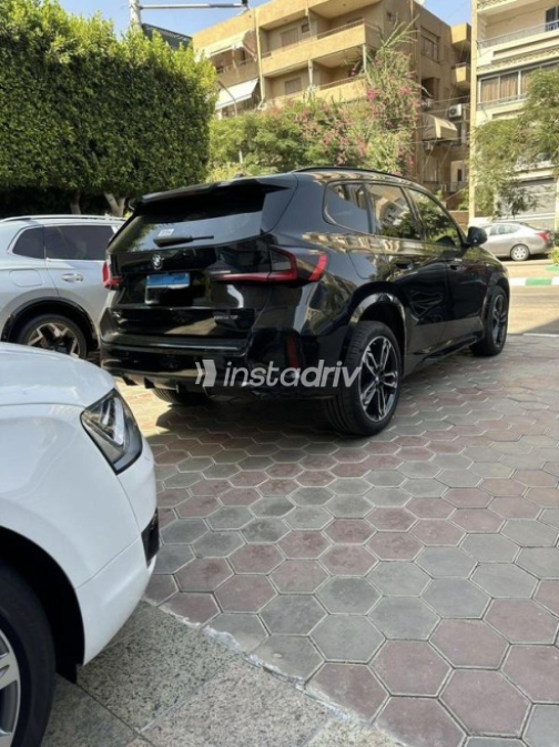 بي ام دبليو X1 2025 أسود أوتوماتيك مستعملة للبيع في القاهرة - 3