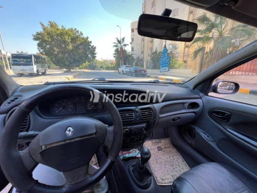 Renault Megane 2001 Burgundy Manual Used for Sale in Cairo - 3