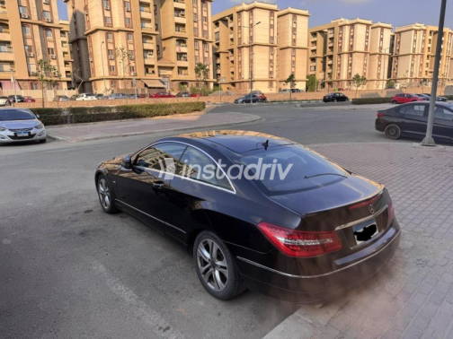 Mercedes E 200 2010 Black Automatic Used for Sale in Cairo - 3
