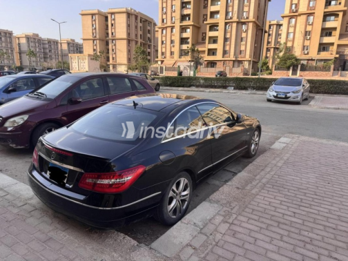 Mercedes E 200 2010 Black Automatic Used for Sale in Cairo - 4