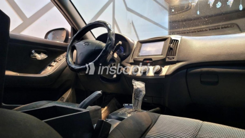 Hyundai Elantra 2017 Gold Automatic Used for Sale in Greater Cairo ( Cairo + Giza) - 3