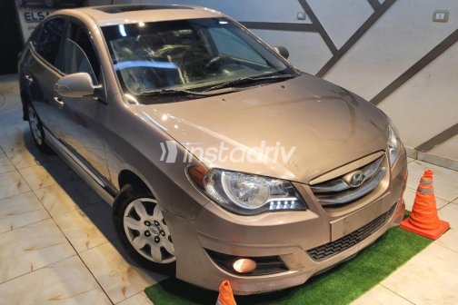 Hyundai Elantra 2017 Gold Automatic Used for Sale in Greater Cairo ( Cairo + Giza) - 4
