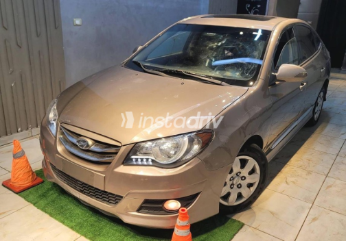 Hyundai Elantra 2017 Gold Automatic Used for Sale in Greater Cairo ( Cairo + Giza) - 5