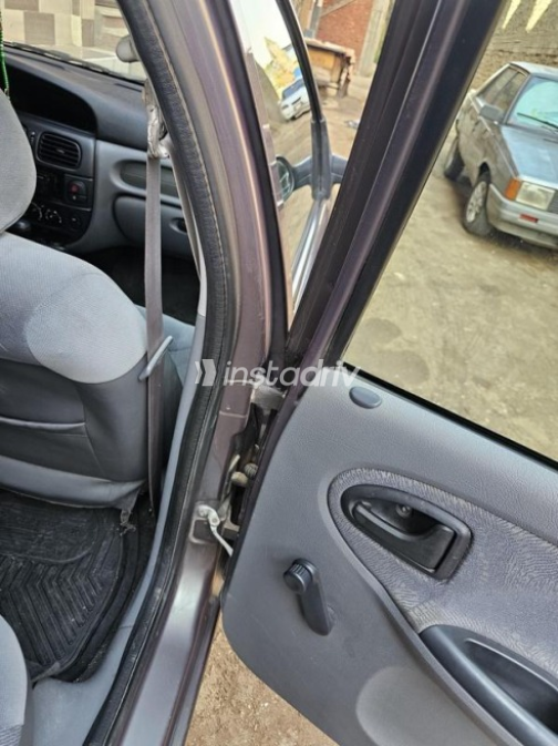 Renault Megane 2001 Silver Automatic Used for Sale in Giza - 4