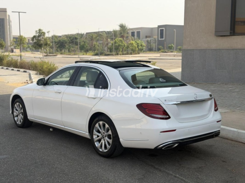 Mercedes E 200 2018 White Automatic Used for Sale in Nasr city - 4