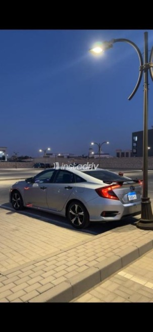 Honda Civic 2019 Silver Automatic Used for Sale in Madinaty - 1