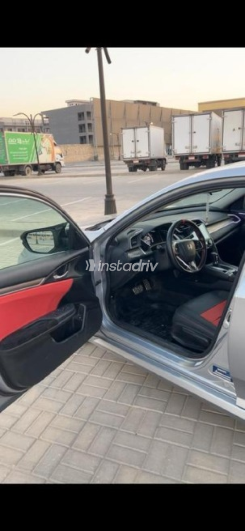 Honda Civic 2019 Silver Automatic Used for Sale in Madinaty - 3
