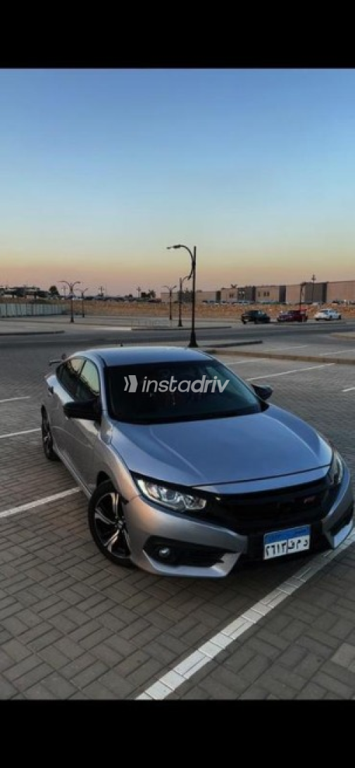 Honda Civic 2019 Silver Automatic Used for Sale in Madinaty - 4