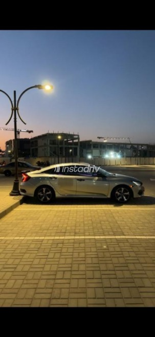 Honda Civic 2019 Silver Automatic Used for Sale in Madinaty - 5