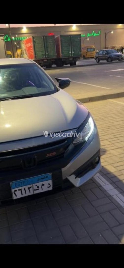 Honda Civic 2019 Silver Automatic Used for Sale in Madinaty - 7