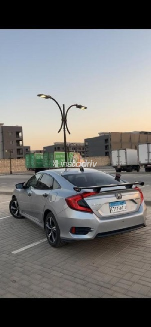Honda Civic 2019 Silver Automatic Used for Sale in Madinaty - 8