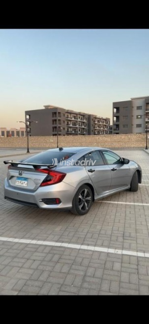 Honda Civic 2019 Silver Automatic Used for Sale in Madinaty - 10