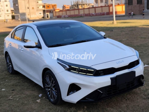 كيا K3 2023 أبيض أوتوماتيك مستعملة للبيع في العاشر من رمضان - 1