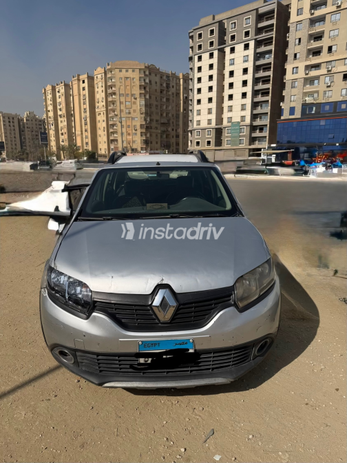 Renault Sandero Step Way 2016 Silver Automatic Used for Sale in Greater Cairo ( Cairo + Giza) - 2