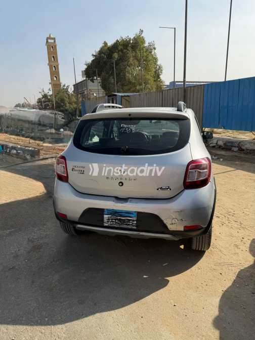 Renault Sandero Step Way 2016 Silver Automatic Used for Sale in Greater Cairo ( Cairo + Giza) - 3