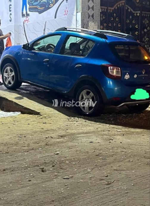 Renault Sandero Step Way 2015 Blue Manual Used for Sale in Faiyum - 3