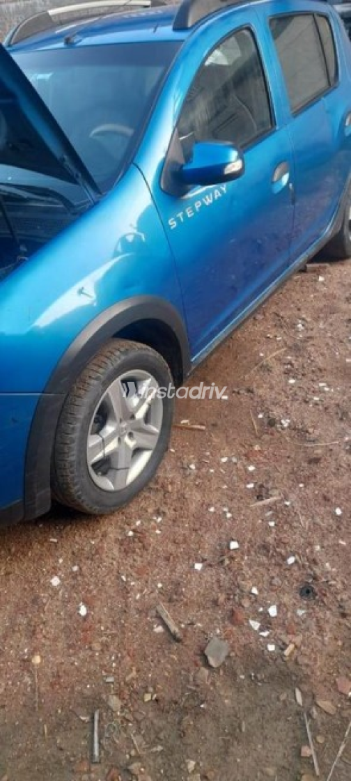Renault Sandero Step Way 2015 Blue Manual Used for Sale in Faiyum - 7
