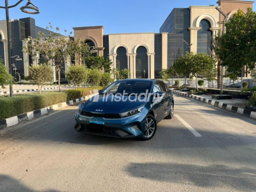 كيا سيراتو 2022 أزرق غامق أوتوماتيك مستعملة للبيع في القاهرة - 1