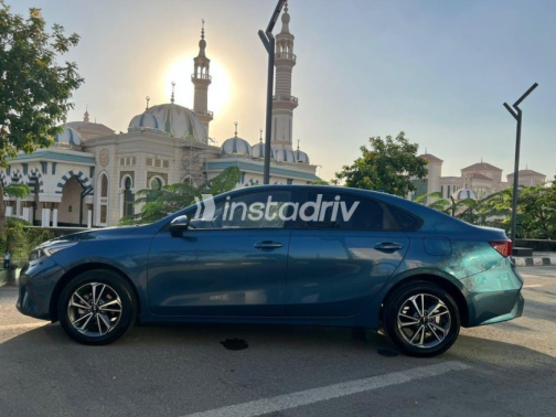 كيا سيراتو 2022 أزرق غامق أوتوماتيك مستعملة للبيع في القاهرة - 3