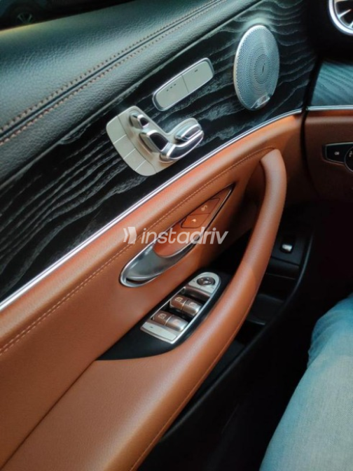 مرسيدس E 200 2019 أسود أوتوماتيك مستعملة للبيع في القاهرة - 3