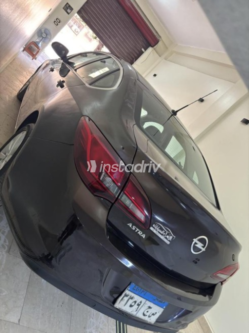 Opel Astra 2017 Eggplant Automatic Used for Sale in Helwan - 3