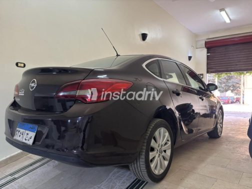 Opel Astra 2017 Eggplant Automatic Used for Sale in Helwan - 4