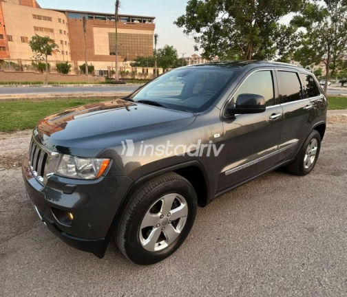 Jeep Grand Cherokee 2011 Gray Automatic Used for Sale in Nasr city - 2