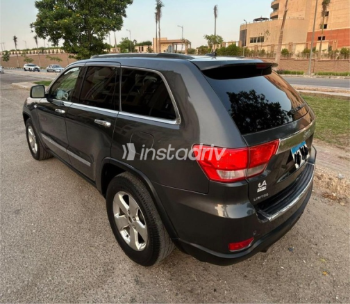 Jeep Grand Cherokee 2011 Gray Automatic Used for Sale in Nasr city - 3