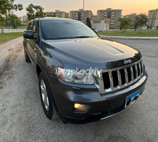 Jeep Grand Cherokee 2011 Gray Automatic Used for Sale in Nasr city - 6