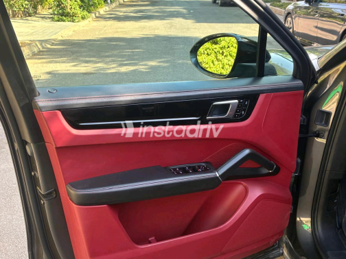 Porsche Cayenne 2021 Gray Automatic Used for Sale in Greater Cairo ( Cairo + Giza) - 5